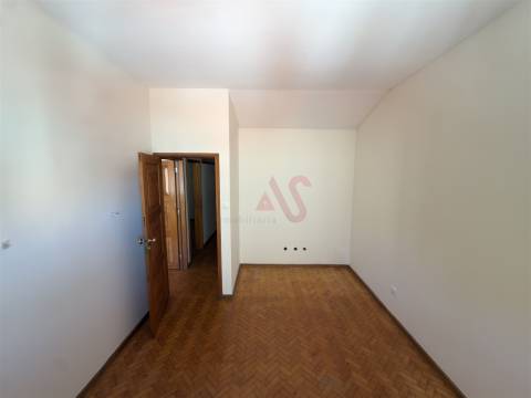 Apartamento T4 + 1 Duplex para Restauro | Foz do Douro | 132 m² |