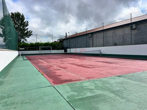 Moradia T3 em Guardizela, Guimarães, com Piscina, Campo de Ténis e 2.700 m² de Terreno