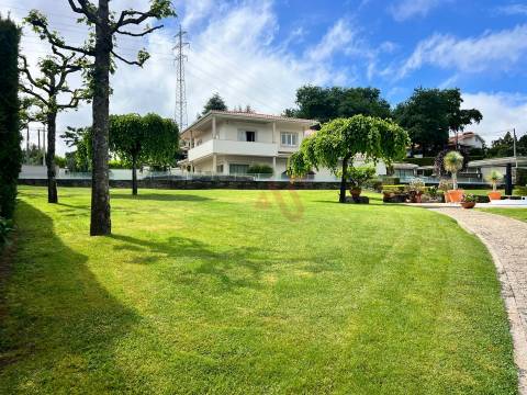 Moradia T3 em Guardizela, Guimarães, com Piscina, Campo de Ténis e 2.700 m² de Terreno