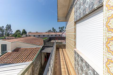 Moradia Bifamiliar T4 de Dois Pisos | com Terraço, Pátio , Garagem , para Restauro em Alfena, Porto