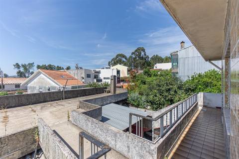 Moradia Bifamiliar T4 de Dois Pisos | com Terraço, Pátio , Garagem , para Restauro em Alfena, Porto