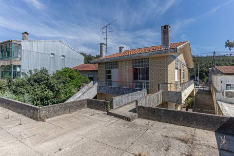 Moradia Bifamiliar T4 de Dois Pisos | com Terraço, Pátio , Garagem , para Restauro em Alfena, Porto