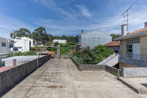 Moradia Bifamiliar T4 de Dois Pisos | com Terraço, Pátio , Garagem , para Restauro em Alfena, Porto