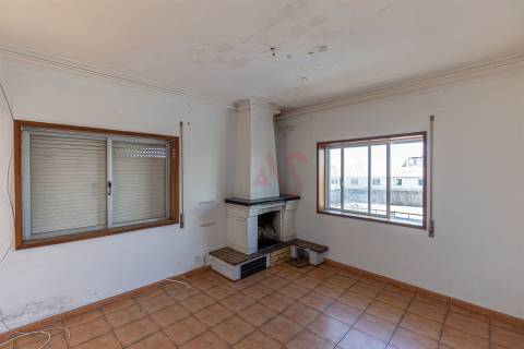 Moradia Bifamiliar T4 de Dois Pisos | com Terraço, Pátio , Garagem , para Restauro em Alfena, Porto