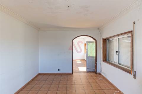 Moradia Bifamiliar T4 de Dois Pisos | com Terraço, Pátio , Garagem , para Restauro em Alfena, Porto