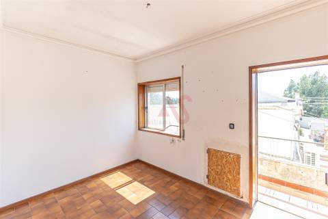 Moradia Bifamiliar T4 de Dois Pisos | com Terraço, Pátio , Garagem , para Restauro em Alfena, Porto