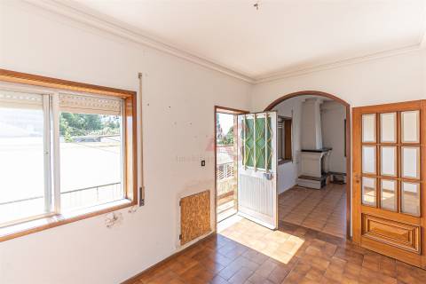 Moradia Bifamiliar T4 de Dois Pisos | com Terraço, Pátio , Garagem , para Restauro em Alfena, Porto