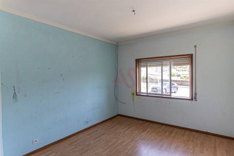 Moradia Bifamiliar T4 de Dois Pisos | com Terraço, Pátio , Garagem , para Restauro em Alfena, Porto