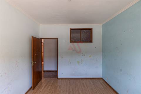 Moradia Bifamiliar T4 de Dois Pisos | com Terraço, Pátio , Garagem , para Restauro em Alfena, Porto