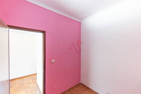 Moradia Bifamiliar T4 de Dois Pisos | com Terraço, Pátio , Garagem , para Restauro em Alfena, Porto
