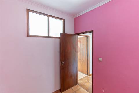 Moradia Bifamiliar T4 de Dois Pisos | com Terraço, Pátio , Garagem , para Restauro em Alfena, Porto