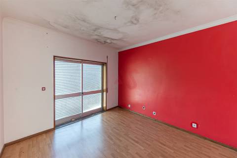 Moradia Bifamiliar T4 de Dois Pisos | com Terraço, Pátio , Garagem , para Restauro em Alfena, Porto