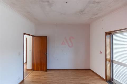 Moradia Bifamiliar T4 de Dois Pisos | com Terraço, Pátio , Garagem , para Restauro em Alfena, Porto
