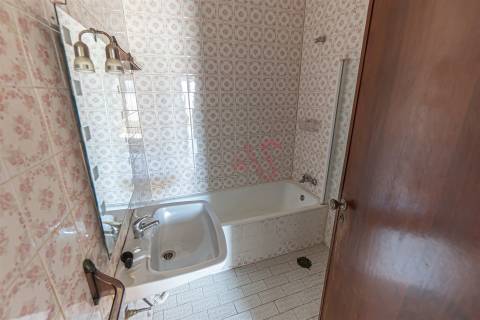Moradia Bifamiliar T4 de Dois Pisos | com Terraço, Pátio , Garagem , para Restauro em Alfena, Porto
