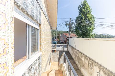 Moradia Bifamiliar T4 de Dois Pisos | com Terraço, Pátio , Garagem , para Restauro em Alfena, Porto