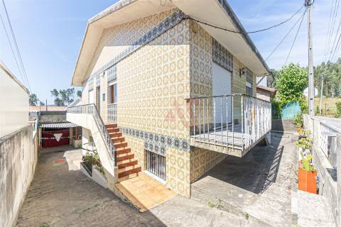Moradia Bifamiliar T4 de Dois Pisos | com Terraço, Pátio , Garagem , para Restauro em Alfena, Porto