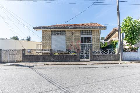 Moradia Bifamiliar T4 de Dois Pisos | com Terraço, Pátio , Garagem , para Restauro em Alfena, Porto