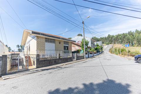Moradia Bifamiliar T4 de Dois Pisos | com Terraço, Pátio , Garagem , para Restauro em Alfena, Porto