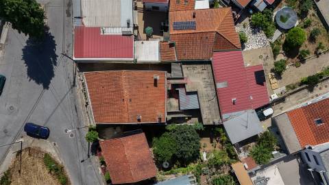 Moradia Bifamiliar T4 de Dois Pisos | com Terraço, Pátio , Garagem , para Restauro em Alfena, Porto