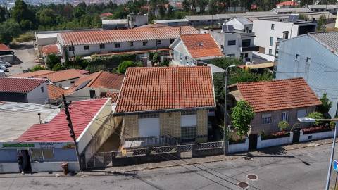 Moradia Bifamiliar T4 de Dois Pisos | com Terraço, Pátio , Garagem , para Restauro em Alfena, Porto