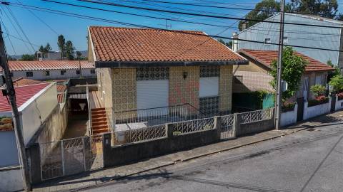 Moradia Bifamiliar T4 de Dois Pisos | com Terraço, Pátio , Garagem , para Restauro em Alfena, Porto