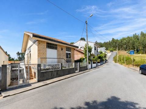 Moradia Bifamiliar T4 de Dois Pisos | com Terraço, Pátio , Garagem , para Restauro em Alfena, Porto