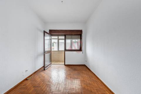 Apartamento T2 em Campanhã | Para remodelar | 215.000€