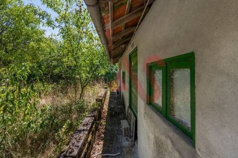 Moradia T2 em Ruína para reconstrução com terreno de 1.008 m² em Celorico de Basto