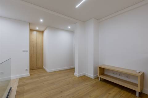 Estúdio/Apartamento TO Dúplex com Varanda/Jardim Privativo de 12.95m2 | Centro da Baixa do Porto
