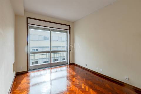 Apartamento T3+1 Remodelado no Bonfim, Porto