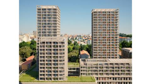 Apartamento T2 com Varanda e Terraço no Fernão Magalhães 127