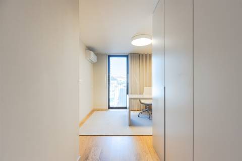 Apartamento T4 aos Jardins da Arrábida com Varanda 16 m2