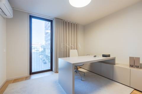 Apartamento T4 aos Jardins da Arrábida com Varanda 16 m2