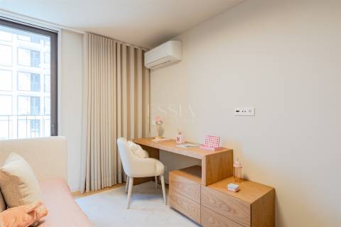 Apartamento T4 aos Jardins da Arrábida com Varanda 16 m2