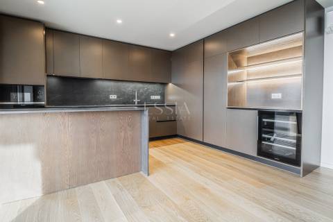 Apartamento T4 aos Jardins da Arrábida com Varanda 16 m2