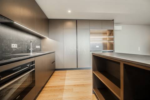 Apartamento T4 aos Jardins da Arrábida com Varanda 16 m2