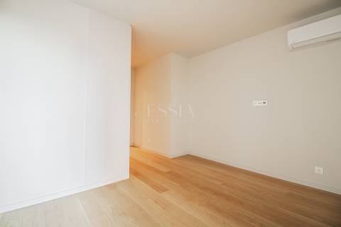 Apartamento T4 aos Jardins da Arrábida com Varanda 16 m2