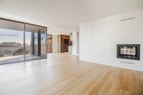 Apartamento T4 aos Jardins da Arrábida com Varanda 16 m2