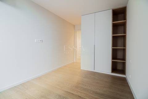 Apartamento T4 aos Jardins da Arrábida com Varanda 16 m2