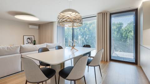 Apartamento T4 aos Jardins da Arrábida com Varanda 16 m2