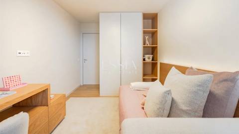Apartamento T4 com Varanda Vistas de Rio e Mar aos Jardins da Arrábida