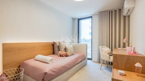 Apartamento T4 com Varanda Vistas de Rio e Mar aos Jardins da Arrábida