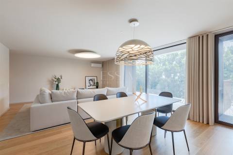 Apartamento T4 com Varanda nos Jardins da Arrábida