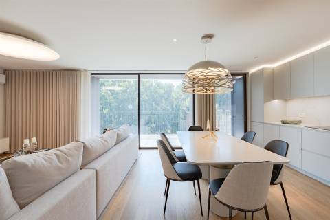 Apartamento T4 com Varanda nos Jardins da Arrábida