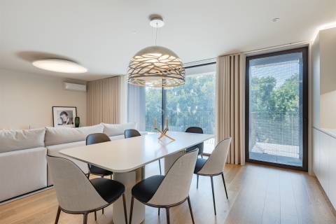 Apartamento T4 com Varanda nos Jardins da Arrábida