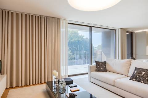 Apartamento T4 com Varanda nos Jardins da Arrábida