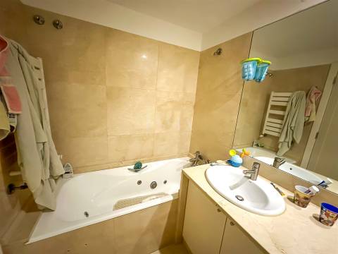 Apartamento T4 com Terraço Vista Mar | Condomínio Fechado com Piscina na Foz do Douro