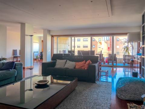 Apartamento T4 com Terraço Vista Mar | Condomínio Fechado com Piscina na Foz do Douro