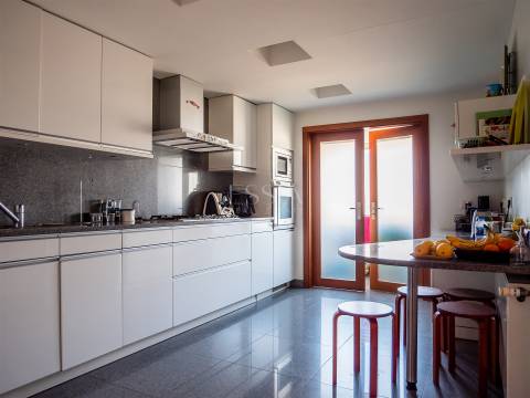 Apartamento T4 com Terraço Vista Mar | Condomínio Fechado com Piscina na Foz do Douro