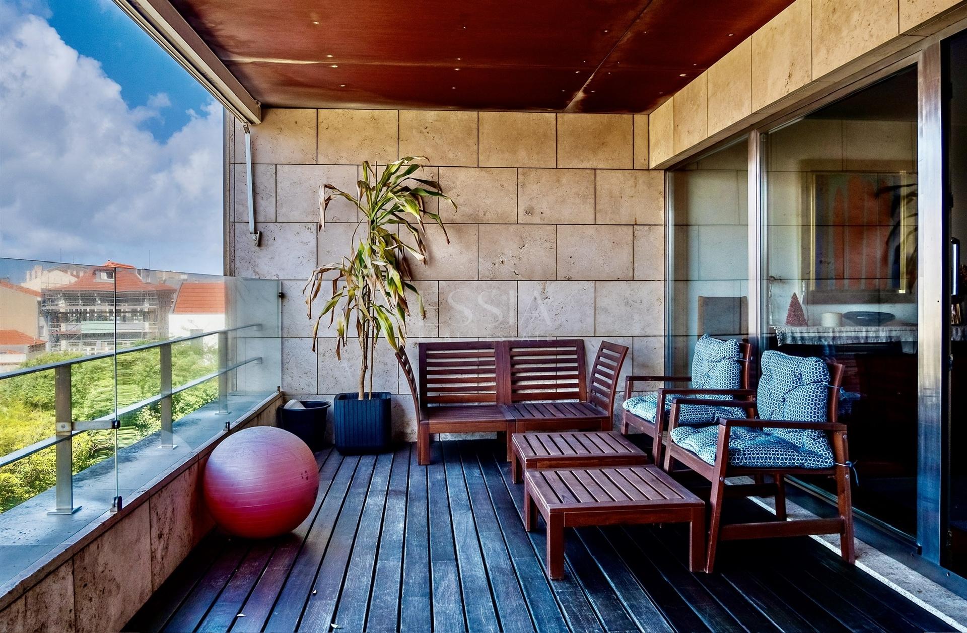 Apartamento T4 com Terraço Vista Mar | Condomínio Fechado com Piscina na Foz do Douro
